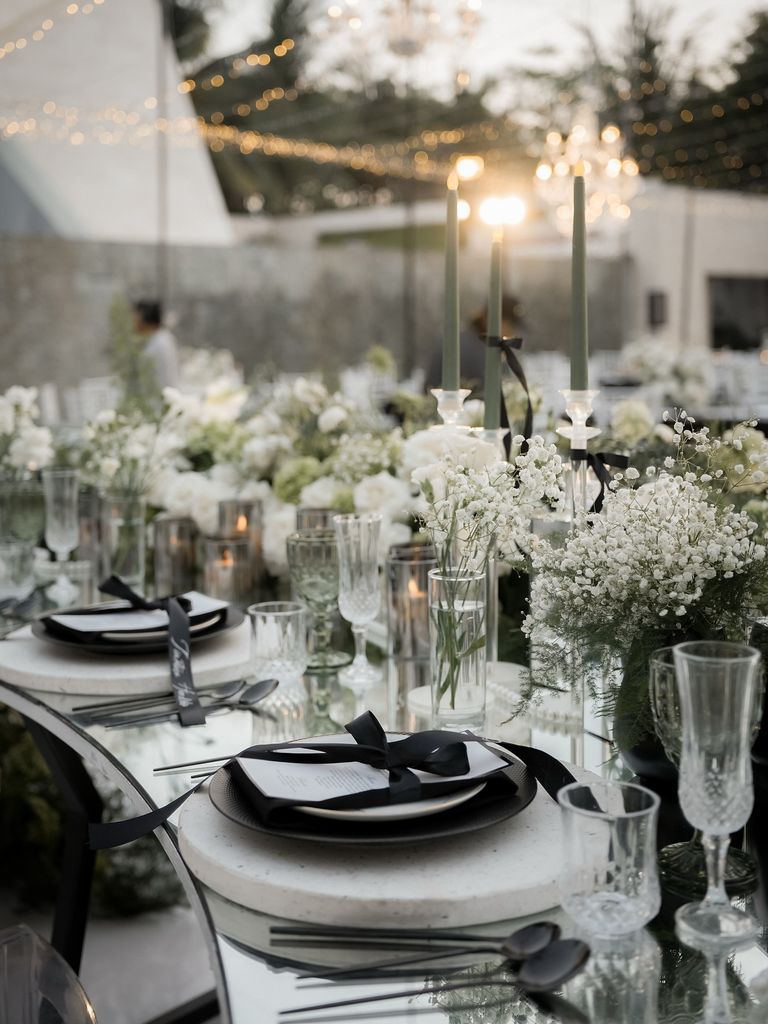 Decoración de bodas en color negro vajilla marcasitios