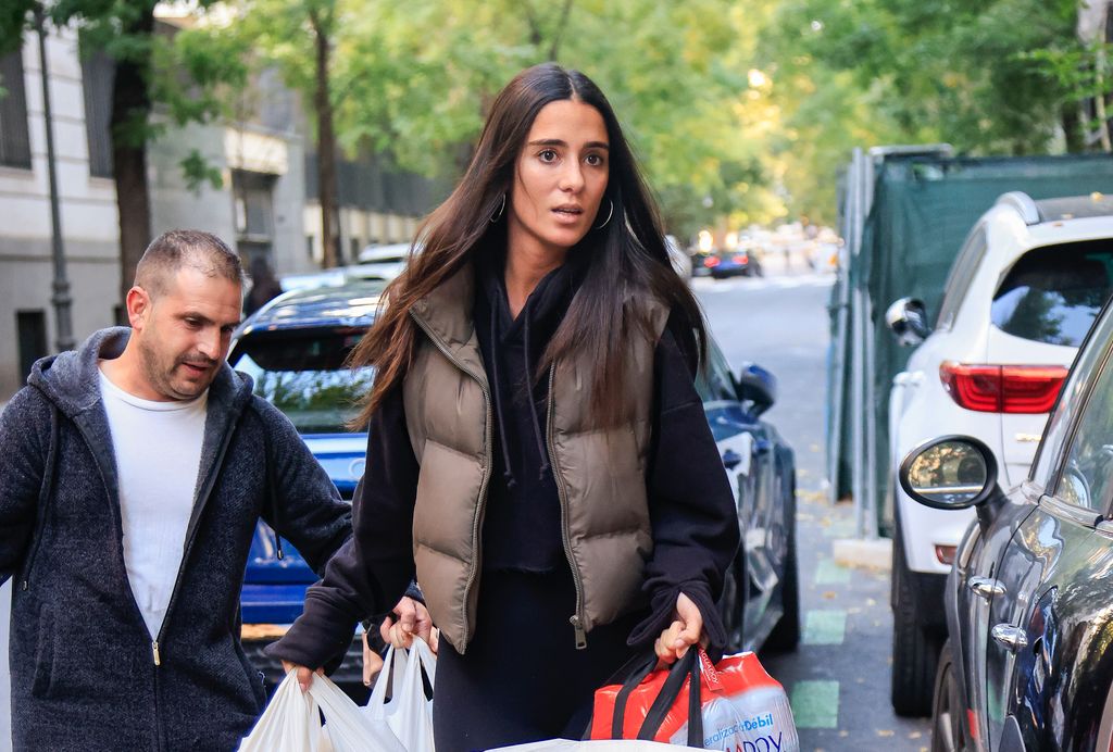 Plano medio de Claudia Martínez ayudando desde Madrid por la DANA 2024