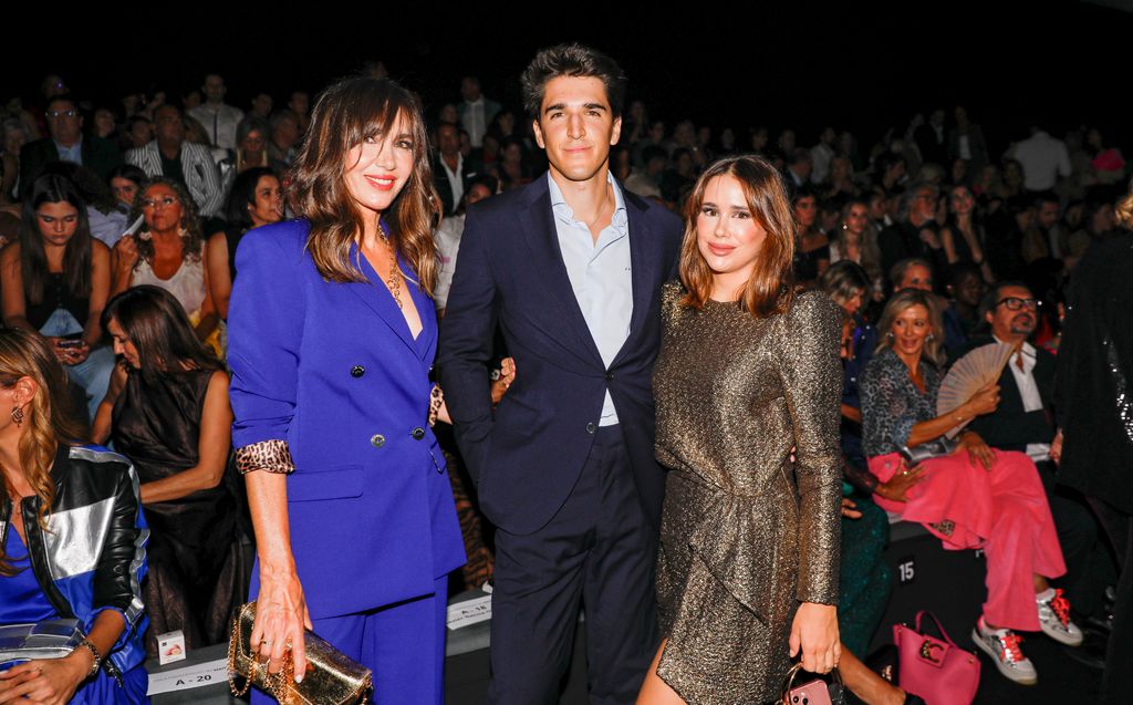 Paloma Lago con su hijo Javier y su nuera en la Fashion Week Madrid