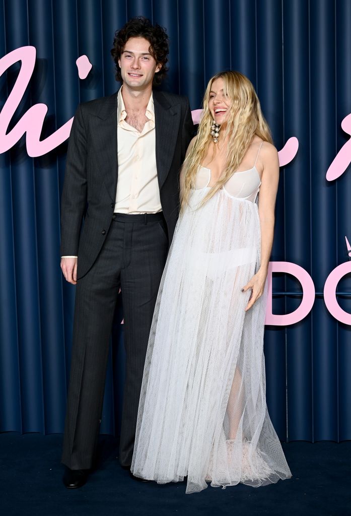Oli Green y Sienna Miller juntos en los Fashion Awards. 