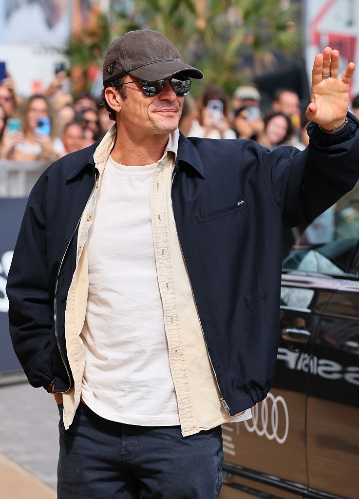Orlando Bloom saluda al público a su llegada al Hotel María Cristina de San Sebastián