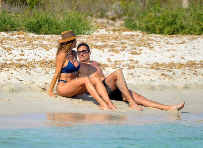 Antonio Hidalgo y su novia en la playa