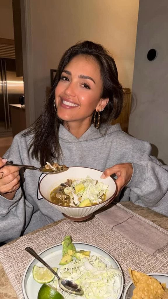 Jessica Alba compartió su versión de pozole.