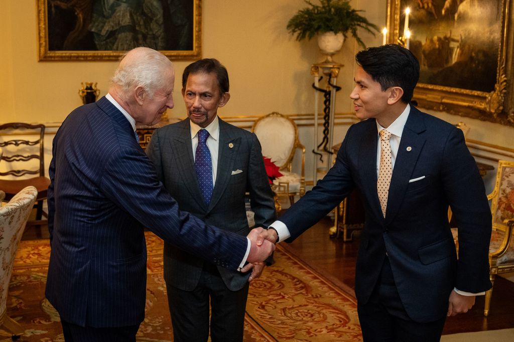 Encuentro entre el sultán de Brunei y Carlos III, en el 2024 en el Palacio de Buckingham, junto a ellos el príncipe Mateen, que todavía no había sido nombrado Ministro de Exteriores