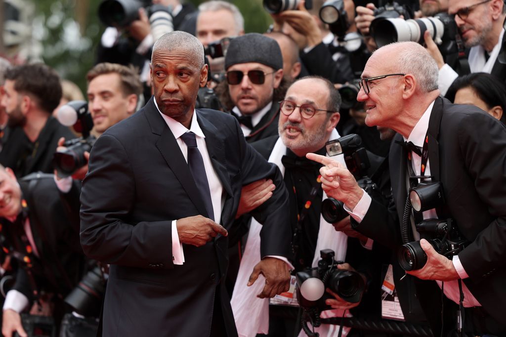 Un fotógrafo sujetó a Denzel Washington por el brazo, provocando su molestia e incomodidad.