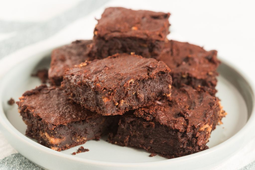 Puedes hacer varias versiones de 'brownie' sin azúcar refinada, añadiendo algún edulcorante o frutas como los dátiles.