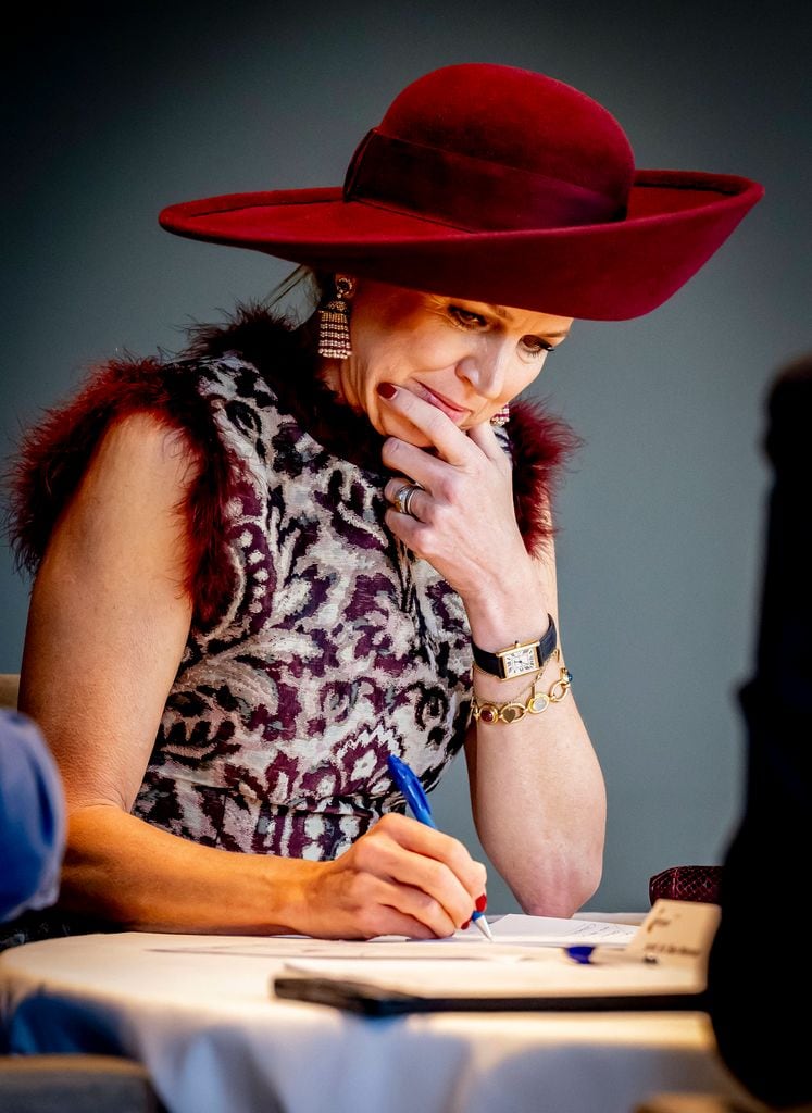 Para la conferencia de aniversario Pension & Science, Máxima lució esta mañana un vestido alargado de Natan.