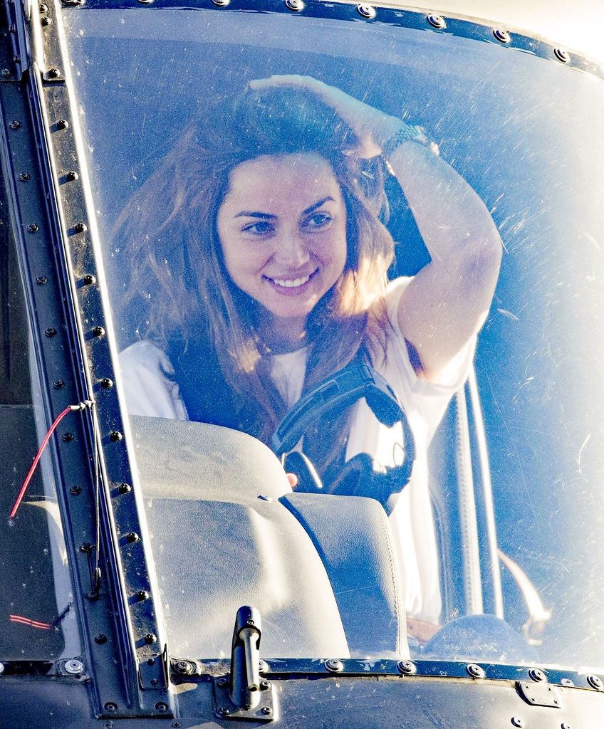 Ana de Armas, captada el 10 de mayo abordo del helicóptero de Tom Cruise para hacer un viaje corto del London Heliport hasta el aeropuerto de Heathrow. 