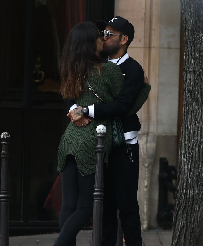 Joana y Dani dándose un beso