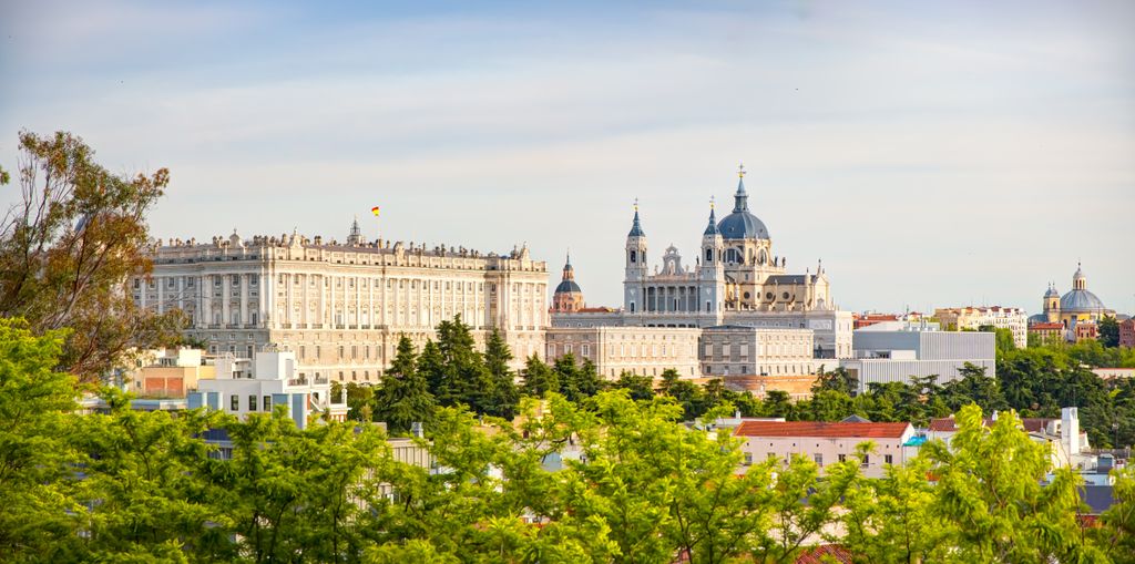 Panorámica de la ciudad de Madrid con la Catedral de La Almudena y el Palacio Real, una de las ciudades más bonitas del mundo para Sara Zaldívar.