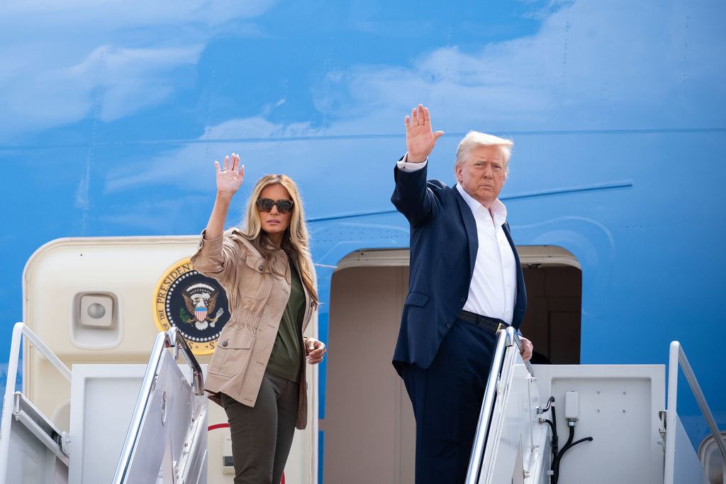 Melania y Donald Trump asistieron juntos a Texas después de las inundaciones que han dejado 129 muertos