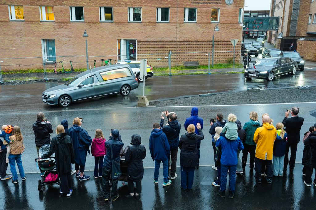 Todo Oslo ha salido a la calle a pesar de la lluvia para despedir a su Rey