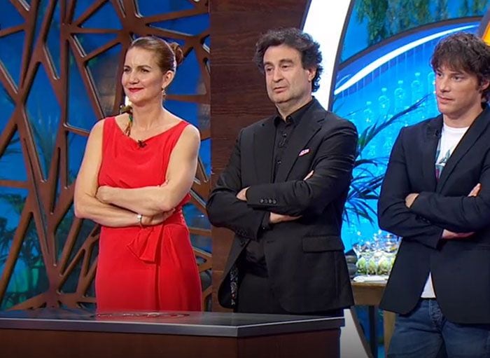 Samantha Vallejo-Nágera, con vestido rojo