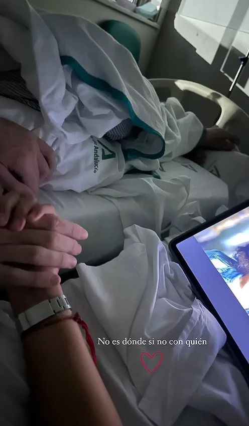 Sergio Rico y Alba Silva en el hospital donde él sigue ingresado