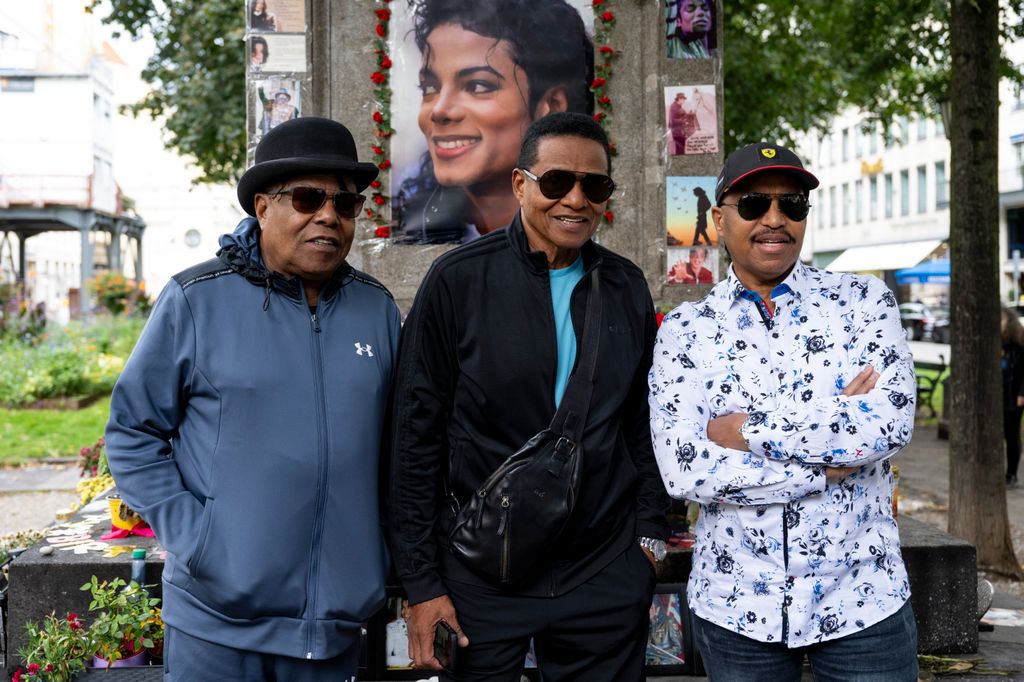 Tito, Jackie y Marlon Jackson en el memorial de Michael Jackson en Munich, Alemania, en septiembre de 2024