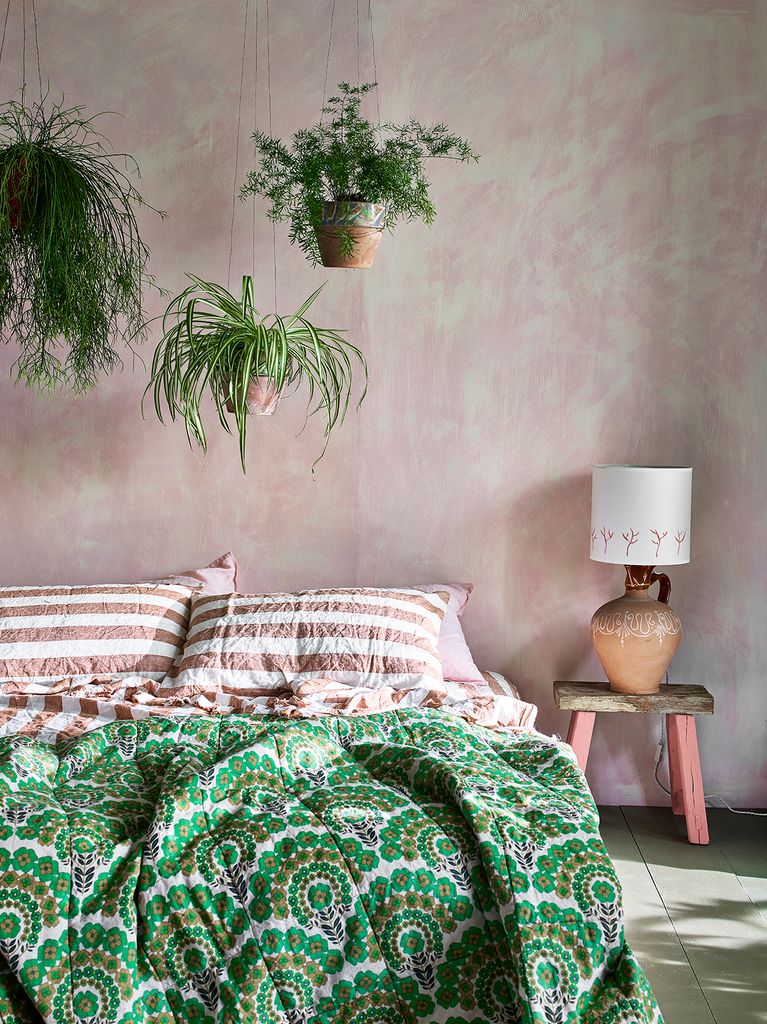 Dormitorio con plantas