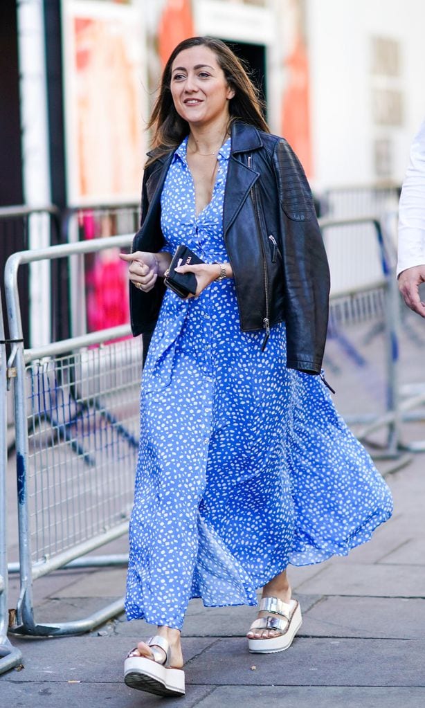 classic blue de pantone predomina en el estampado de vestido camisero