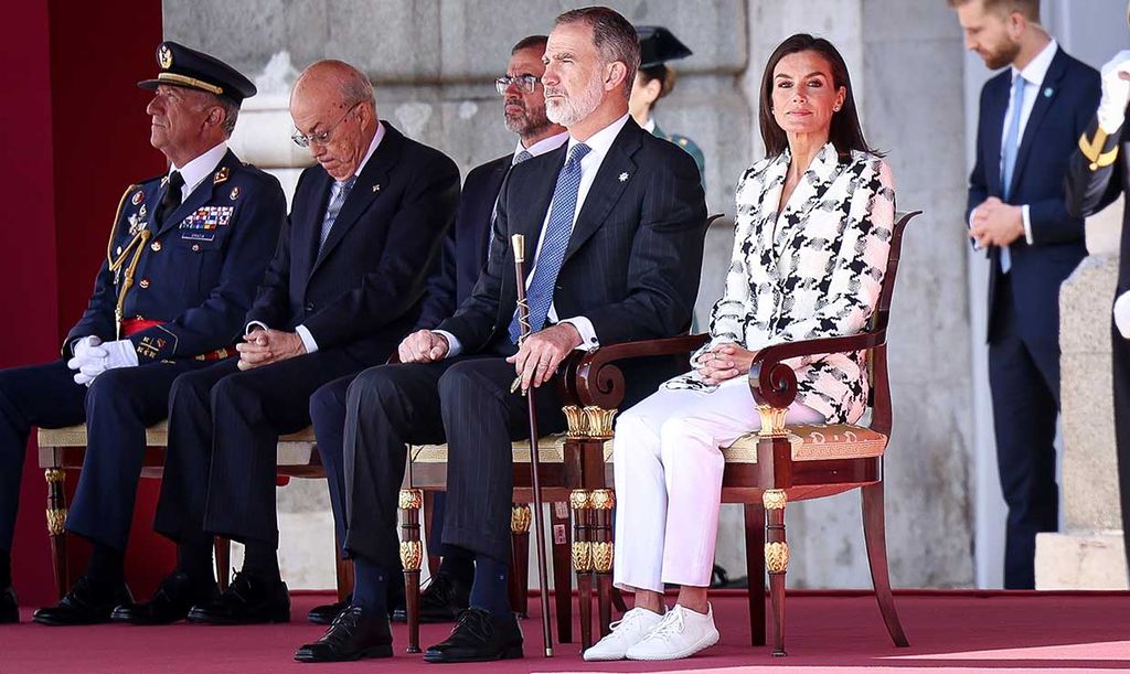 La reina Letizia llevando zapatillas barefoot