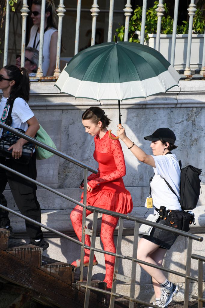 Lily Collins a punto de grabar en el gran canal de Venecia. 