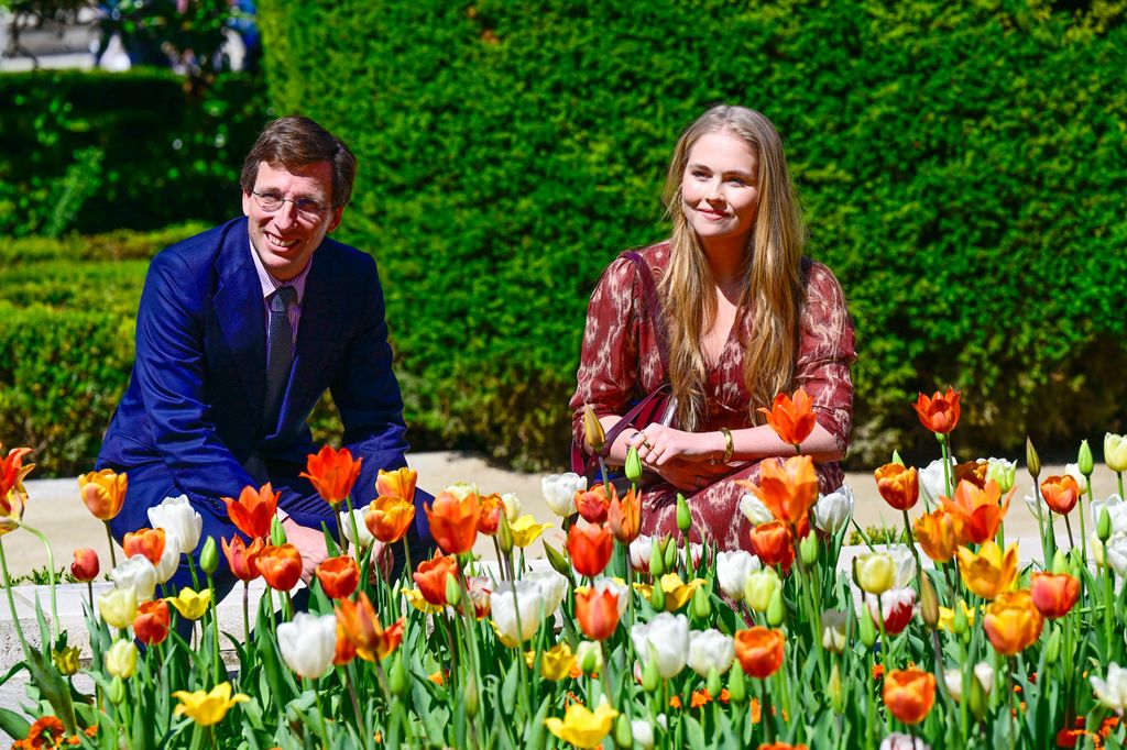 La princesa Amañia de Holanda y el alcalde de Madrid, José Luis Rodríguez Almeida, durante la inauguración del jardín de tulipanes