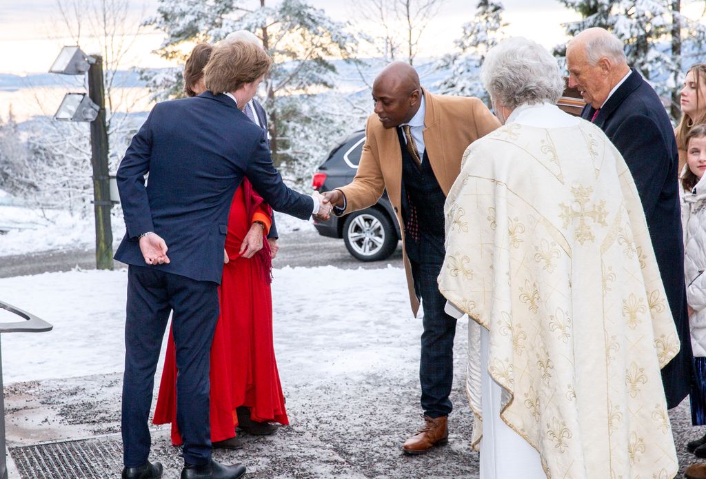 Durek Verrett en el servicio de Navidad de 2019 junto a su suegro