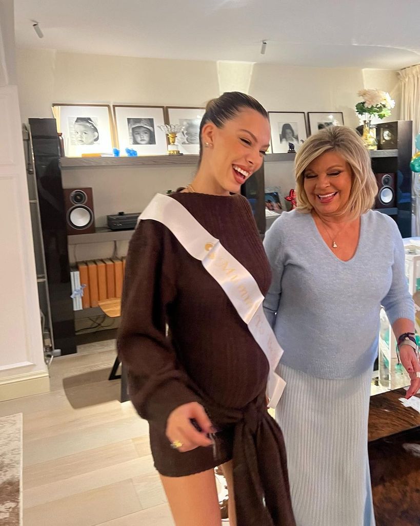 Plano medio de Alejandra Rubio y Terelu Campos posando mostrando su embarazo