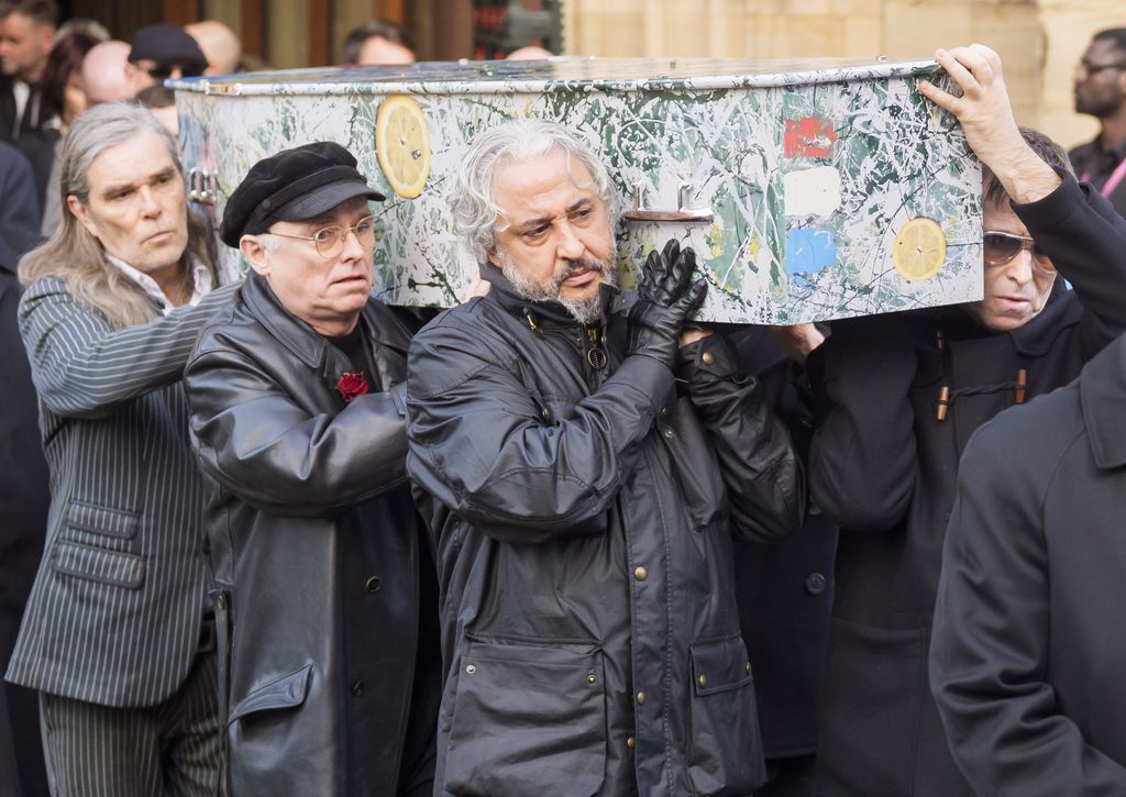 Ian Brown, Andrew Innes, Alan 'Reni' Wren y Liam Gallagher llevaron en hombros el ataúd de Gary Mounfield, bajista de The Stone Roses y Primal Scream 