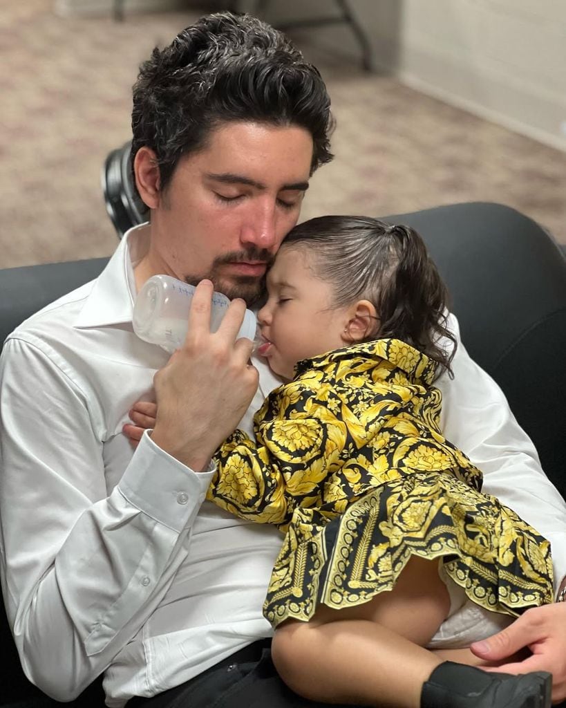 Alex Fernández junto a su hija Mía.