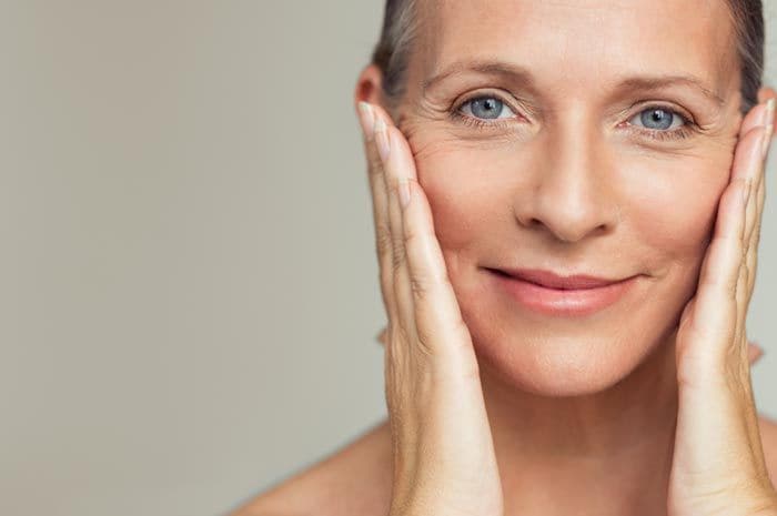 mujer con arrugas en la piel