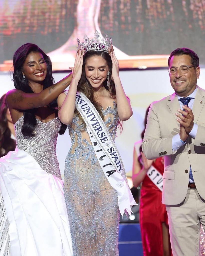 Michelle Jiménez cedió el título de Miss Universe España a la nueva reina, Andrea Valero