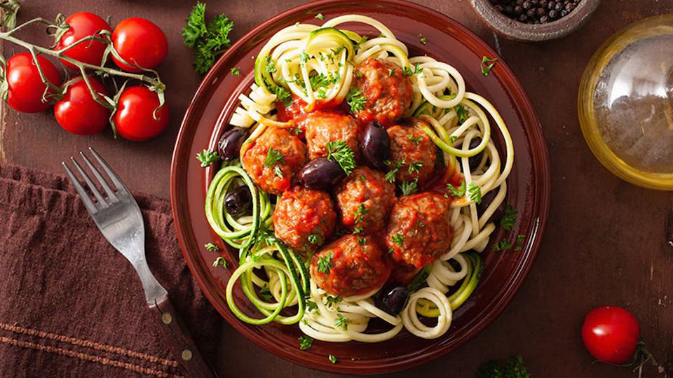 Espaguetis de calabacín con albóndigas vegetales y aceitunas
