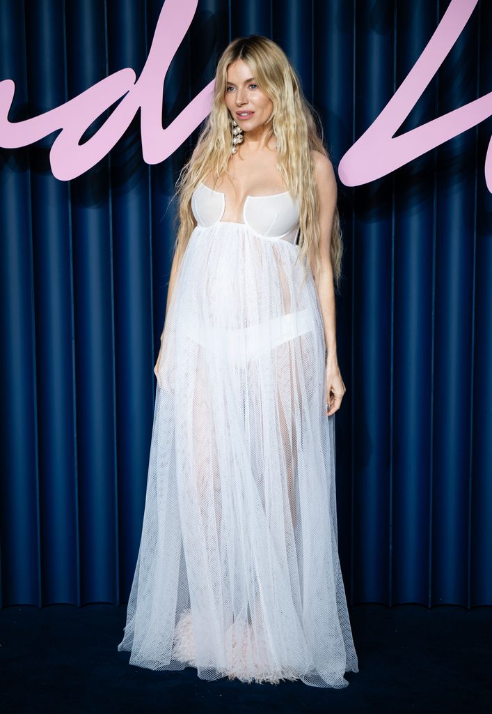 La actriz presume su baby bump en los Fashion Awards. 