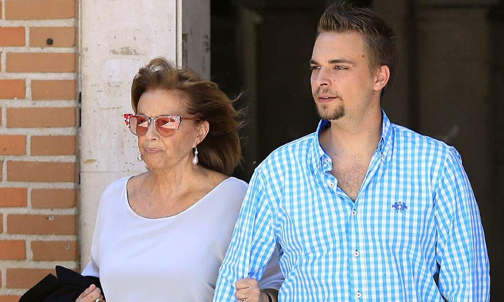 José María Almoguera con su abuela, María Teresa Campos