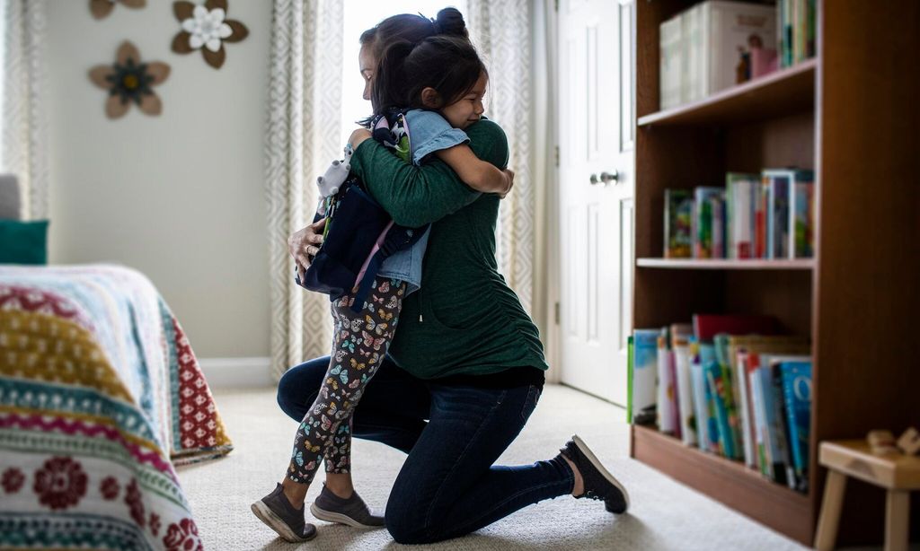 madre e hija se abrazan