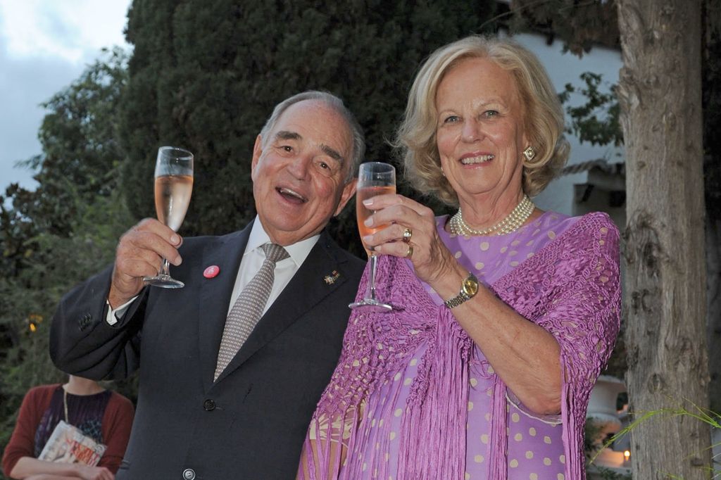 El conde Rudi con su mujer, María Luisa de Prusia, brindando