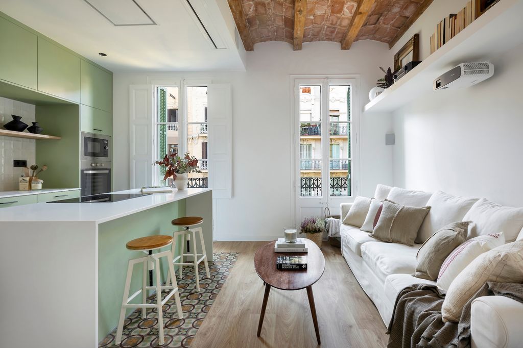 Cocina con isla con zona de desayunos.