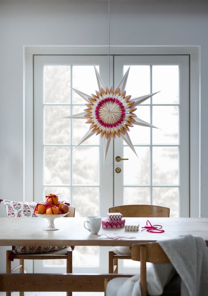 Estrella de papel blanca y rosa