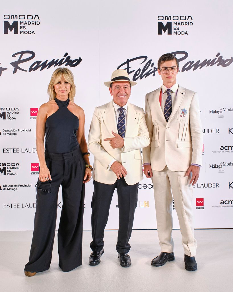 Dylan Valdés y su madre, Yolanda Cardona, en el desfile de Felix Ramiro en Madrid