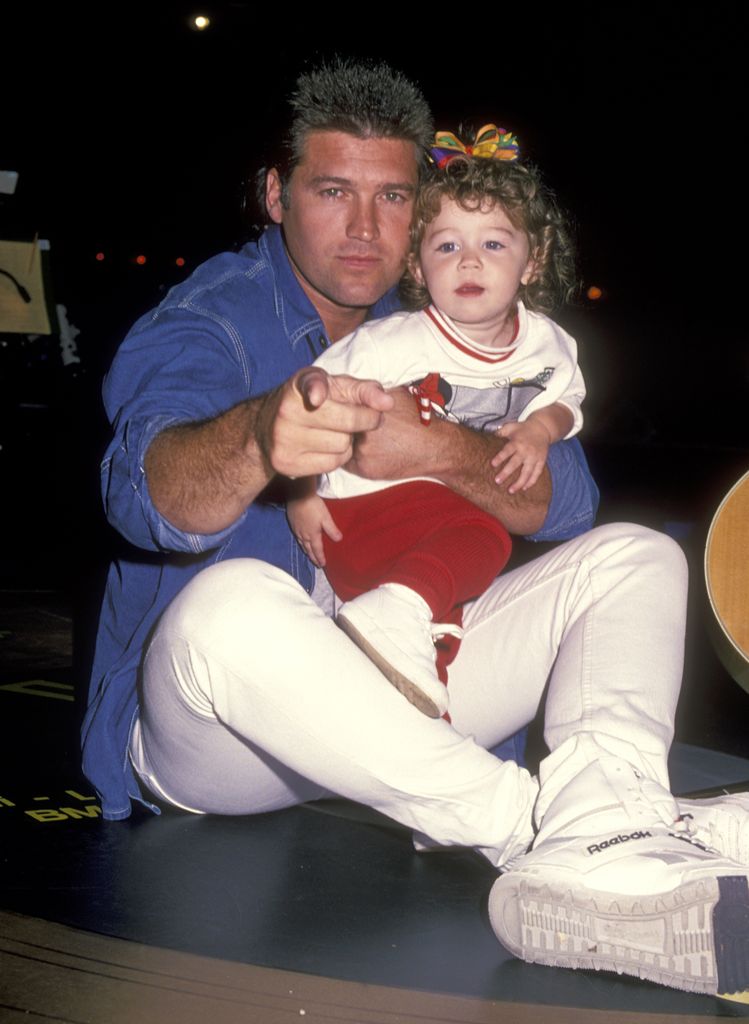 Billy Ray Cyrus con su hija Miley en una foto de 1994 tomada en la Pyramid Arena en Memphis, Tennessee.
