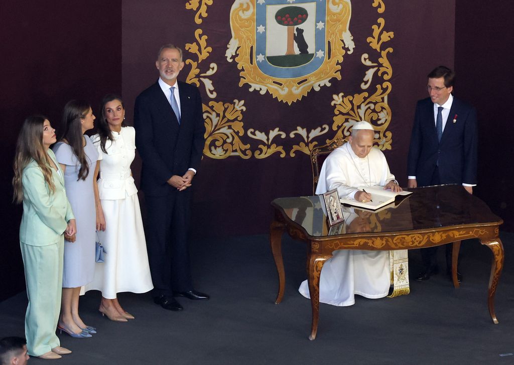 El Papa firma en el libro de honor de Madrid