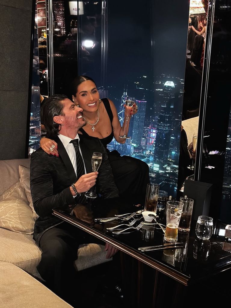 La pareja disfrutó de una romántica cena para dos, con una espectacular vista.