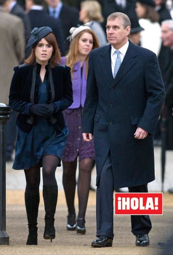 Príncipe Andrés con Beatriz y Eugenia de York