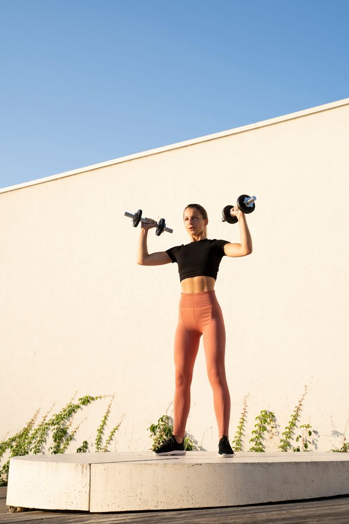 Mujer haciendo ejercicio a primera hora de la mañana