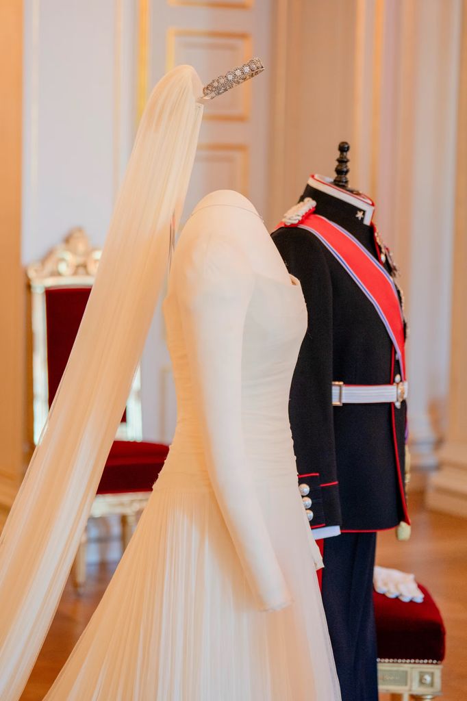 Los trajes de Haakon y Mette-Marit se exponen en el Gran Salón