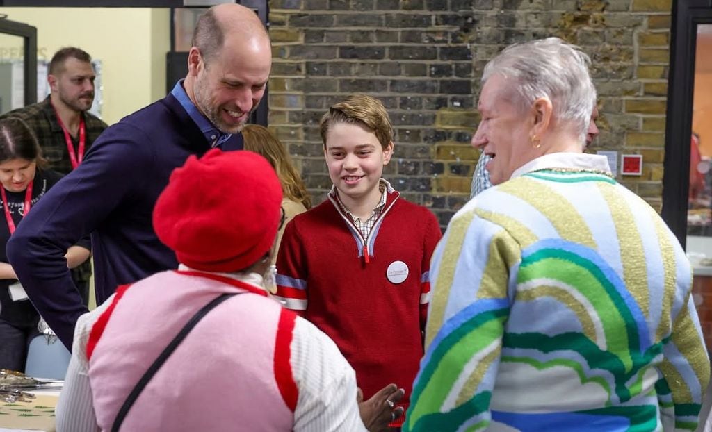 El joven 'royal' y su padre saludan a los violuntarios