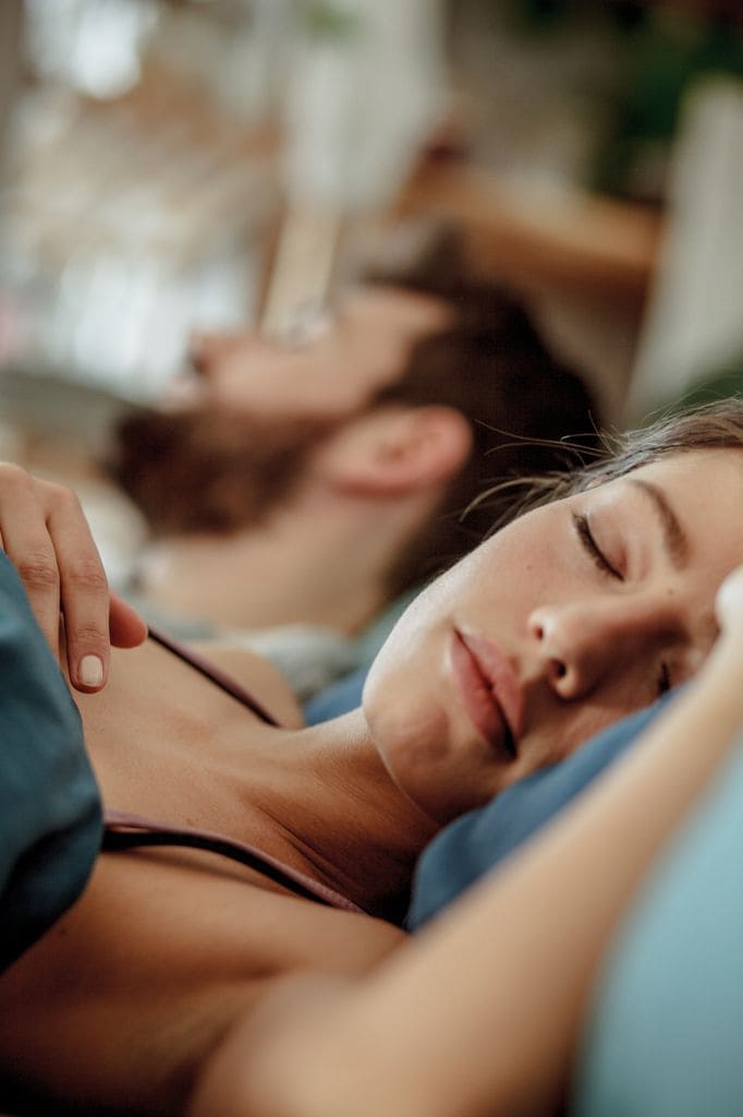 chica durmiendo novio