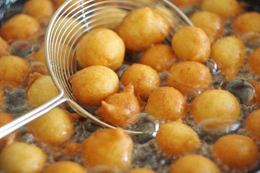 Para freír estas masas, el aceite debe estar caliente, pero no humeante.