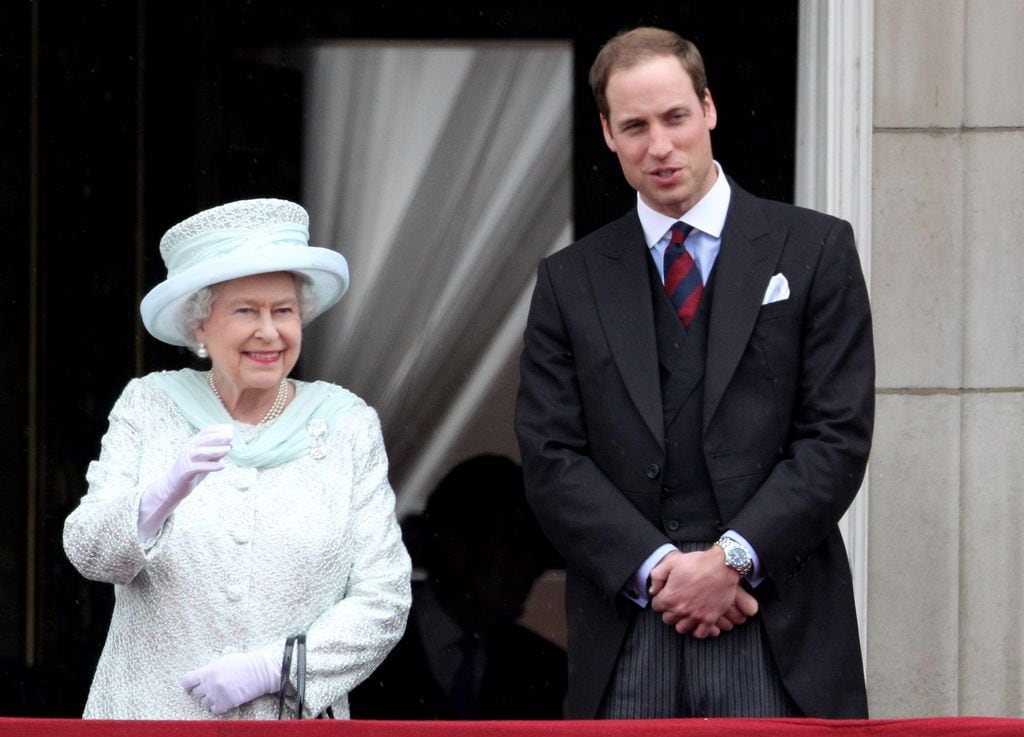 La reina Isabel II con el príncipe William en el balcón del Palacio de Buckingham, en junio de 2012. 