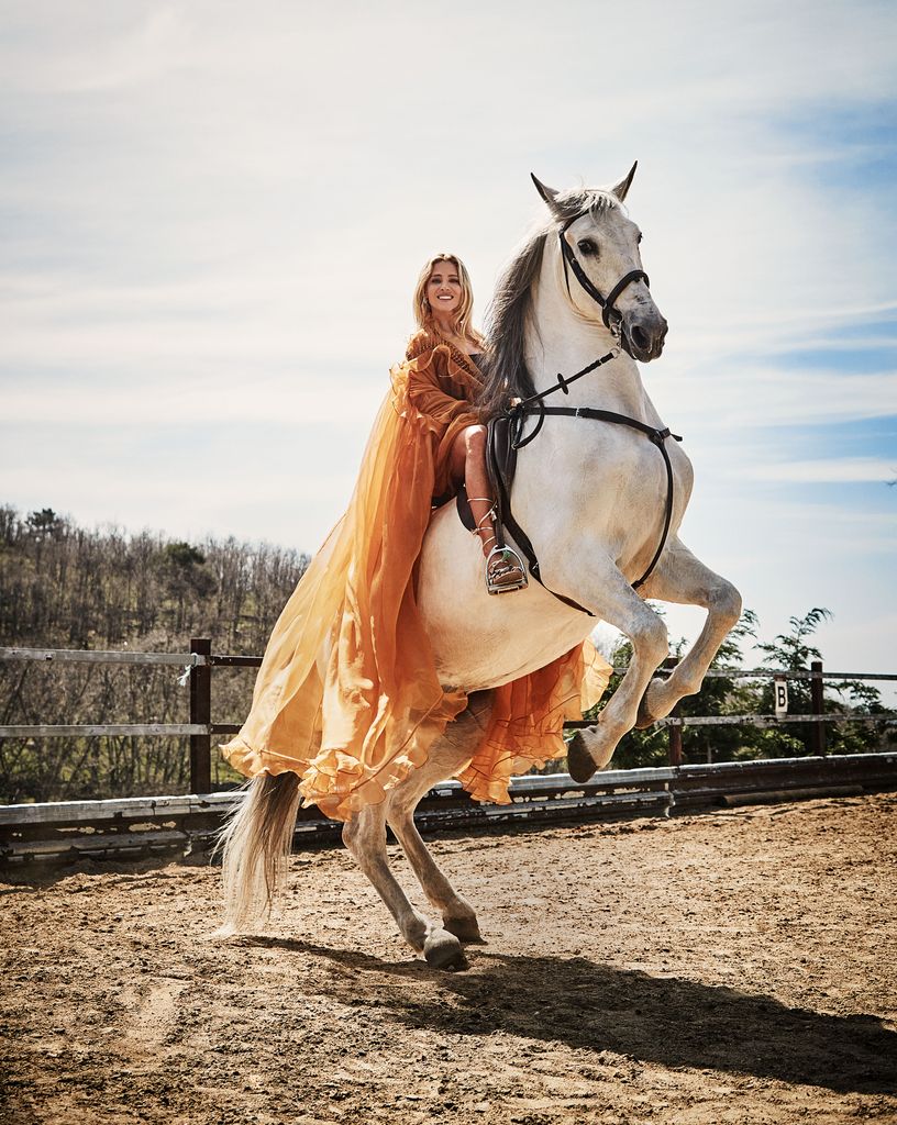 Elsa Pataky montando a caballo