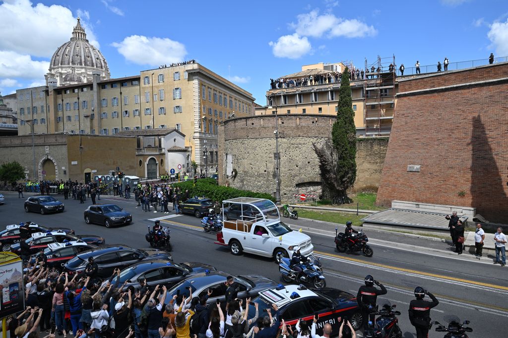 El féretro de madera salió del Vaticano para trasladarse a Basílica Santa María la Mayor   